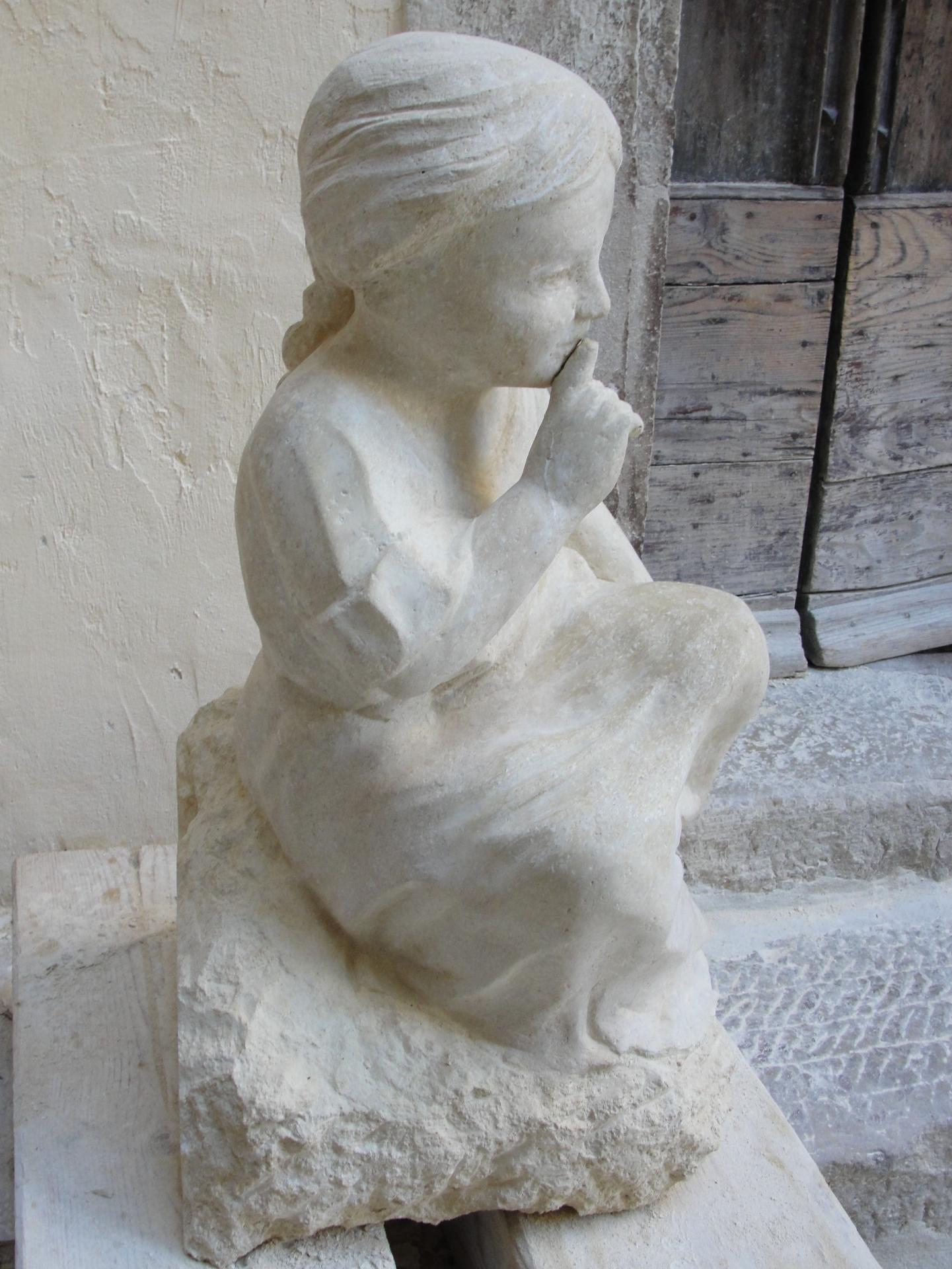 Sculpture sur pierre, fillette au silence, 3